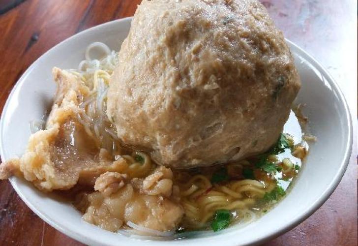 Bakso & Mie Ayam Lembu Ireng: Rasa yang Menggugah Selera di Jantung Adipala